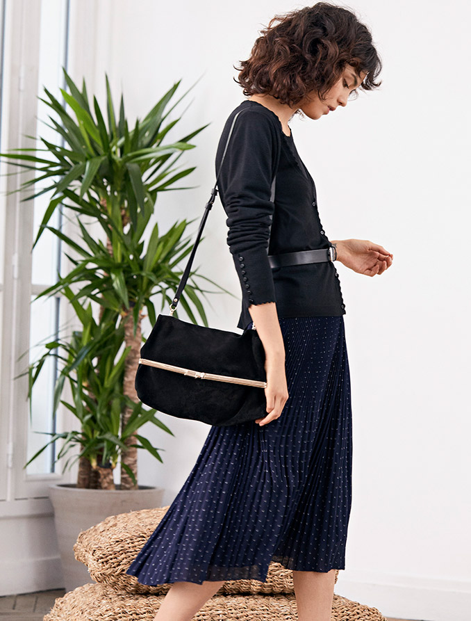 Look femme - Manteau caban en laine, pantalon en laine, Pull en laine, sneakers