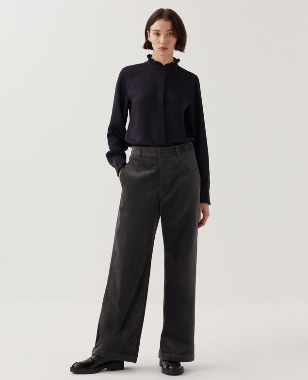 Fließend fallende Bluse mit Rüschen U090 black