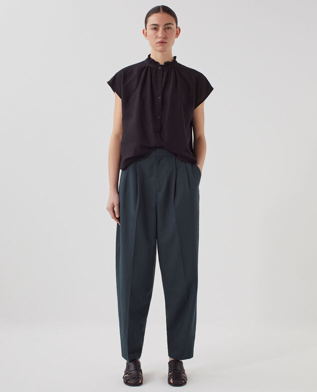 Ärmellose Bluse mit Rüschenkragen U090 black