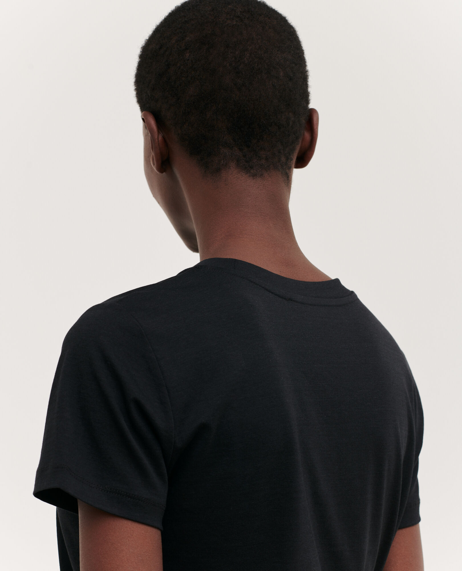 Fließendes T-Shirt mit Rundhalsausschnitt Black beauty Pirous