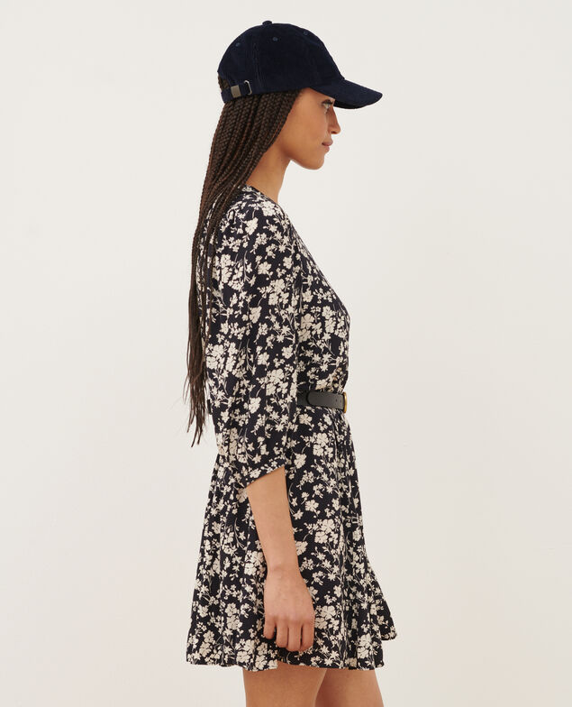 Fließendes gemustertes Kleid