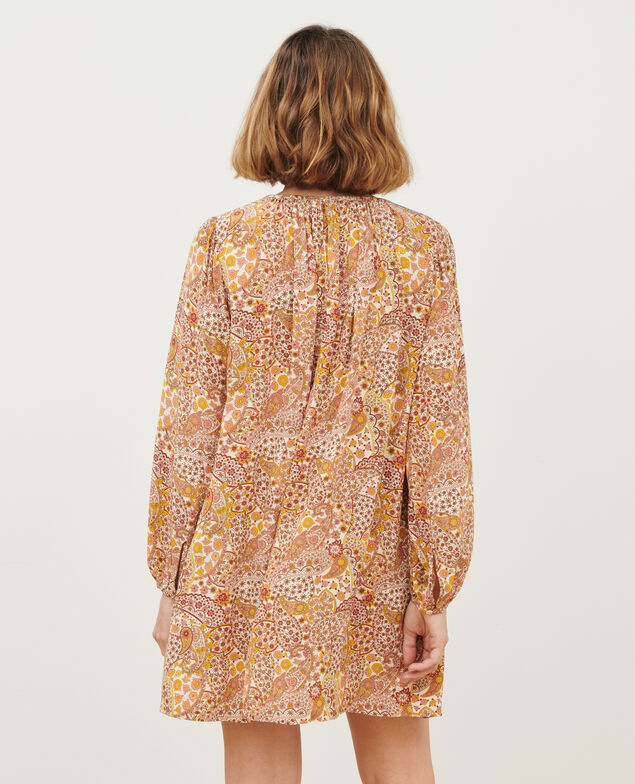 Fließendes gemustertes Kleid