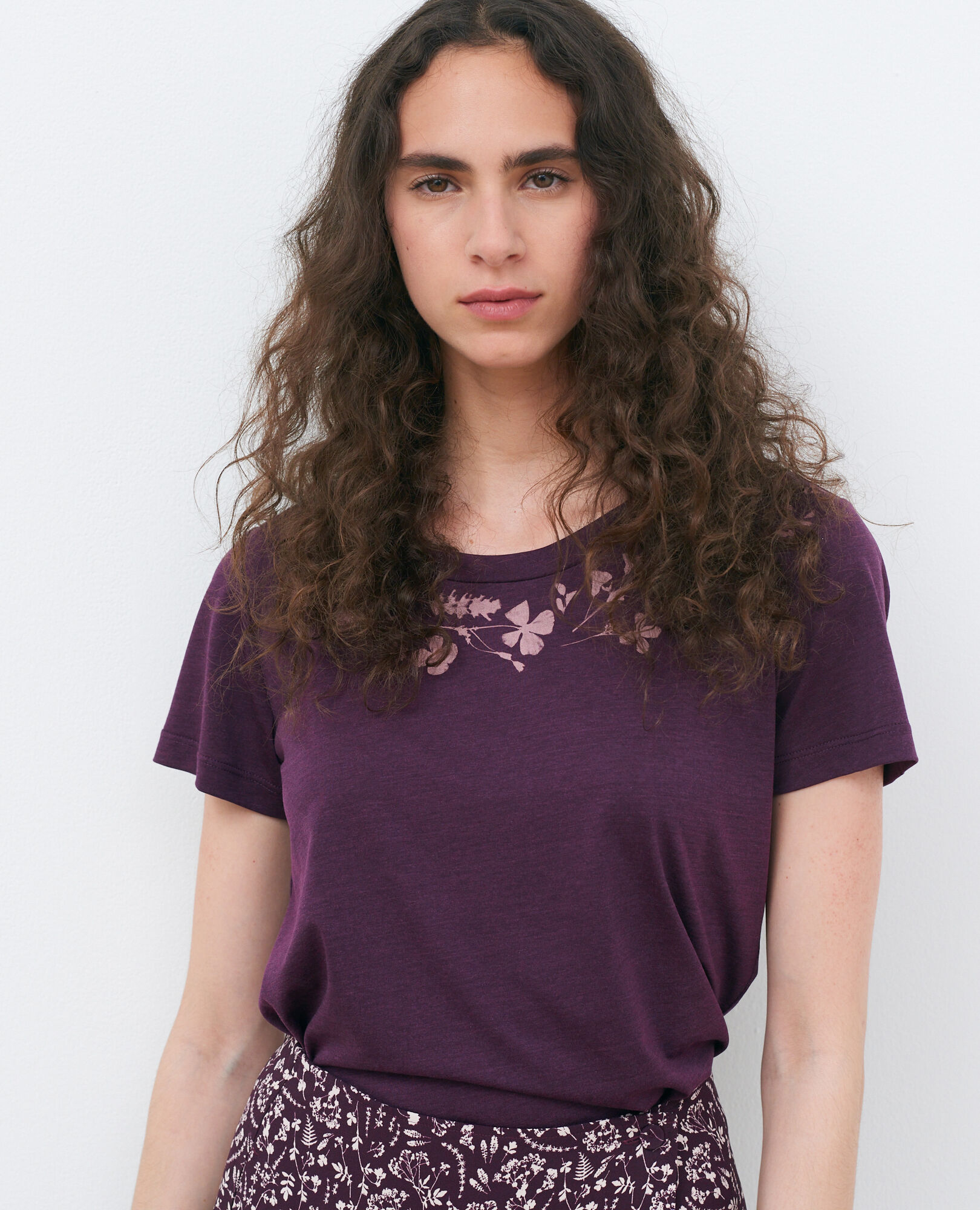 Fließendes T-Shirt mit Rundhalsausschnitt Potent purple Preaux