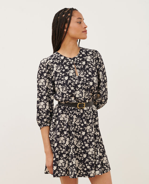 Fließendes gemustertes Kleid