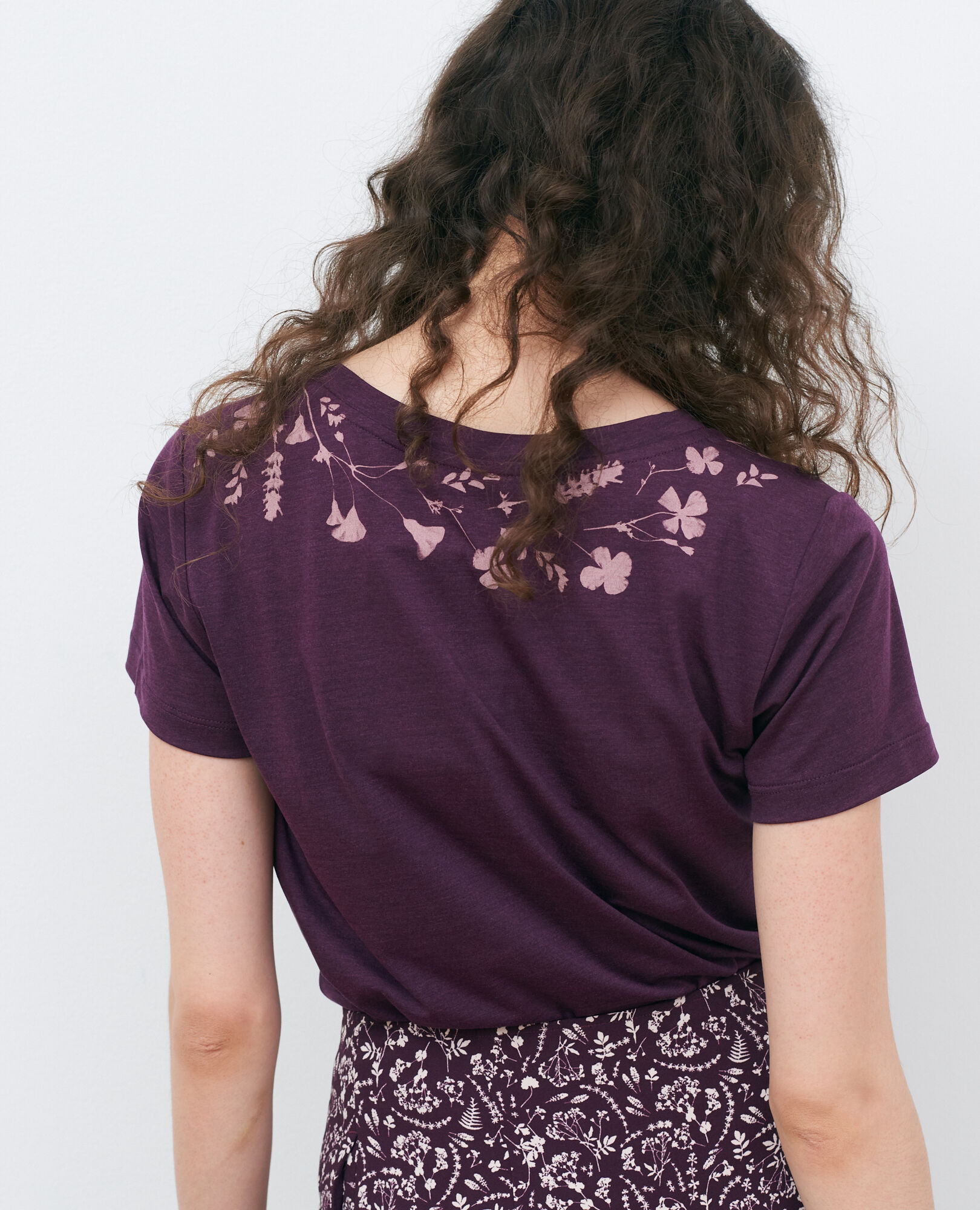 Fließendes T-Shirt mit Rundhalsausschnitt Potent purple Preaux