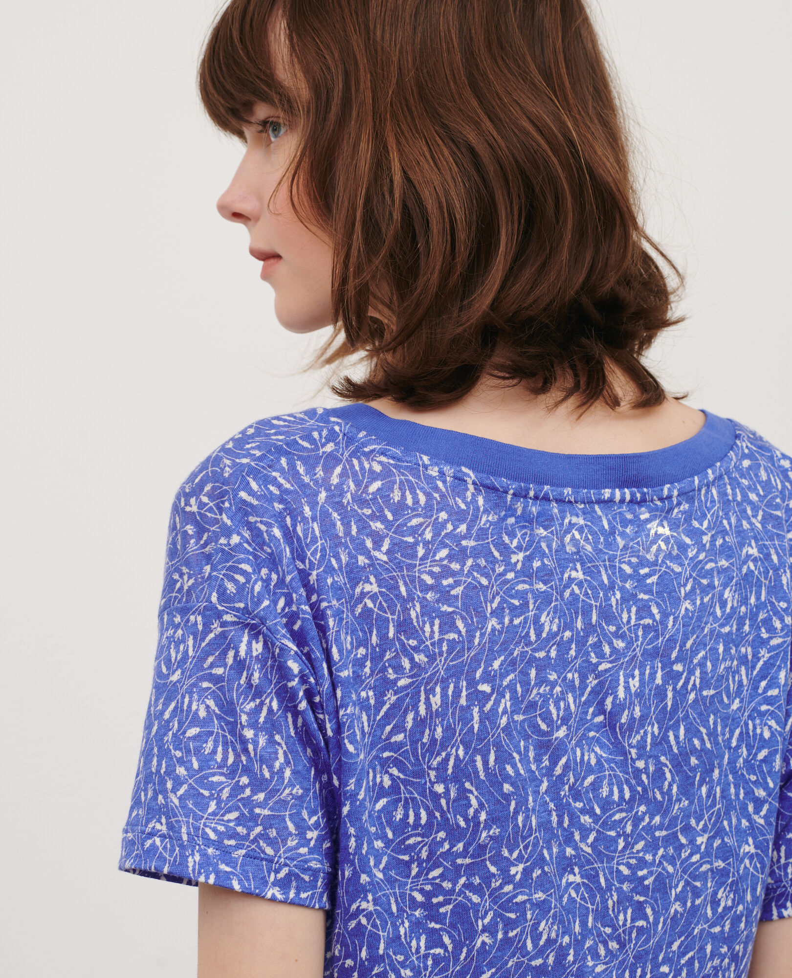 SARAH - T-Shirt mit V-Ausschnitt aus Leinen 91 print blue 2ste338f05