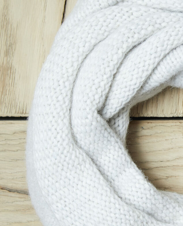 Breiter, grob gestrickter Schal Weiß