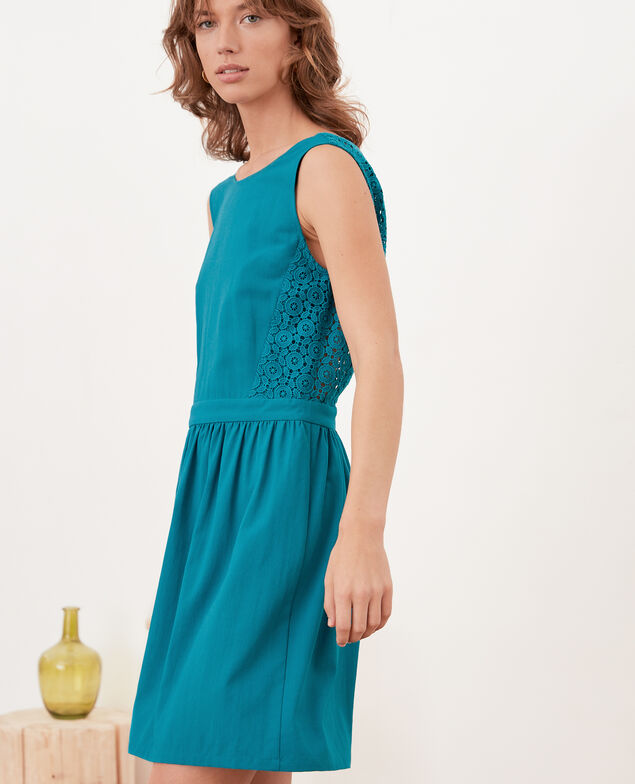 Kleid mit tiefem V-Ausschnitt im Rücken aus Spitze Pacific green