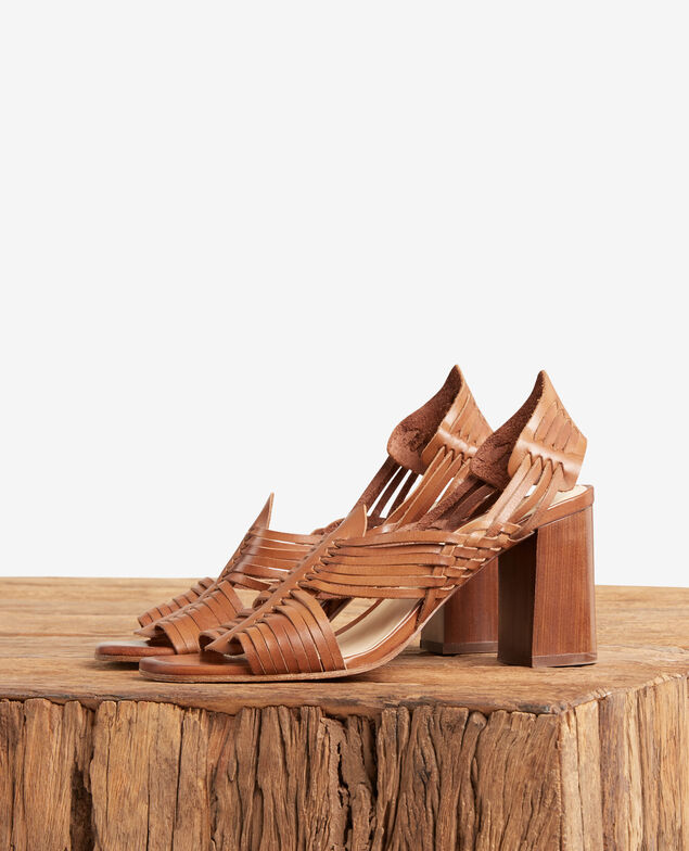 Geflochtene Sandalen Cognac